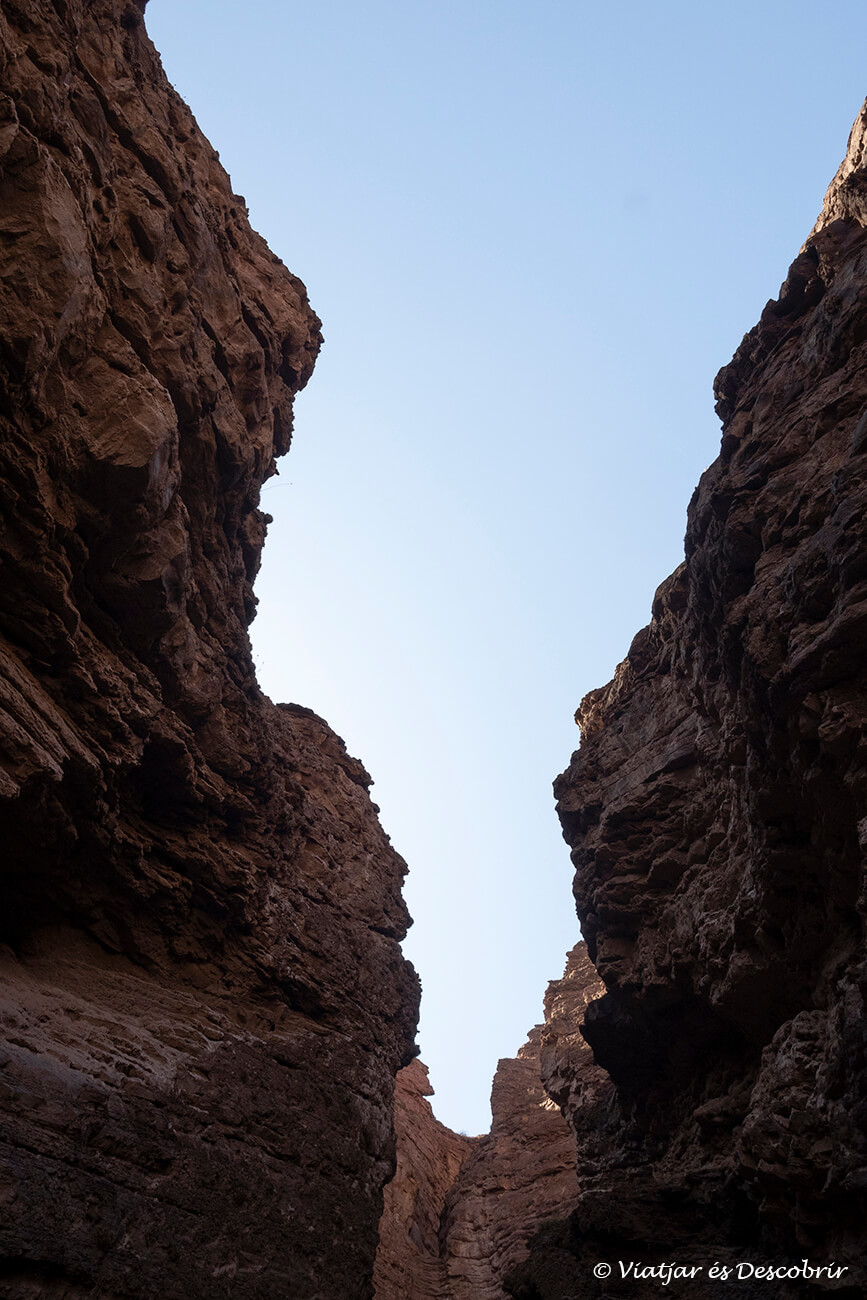 punt de vista curiós a l'entrada del anfiteatro natural a la carretera escènica de la Quebrada de las Conchas