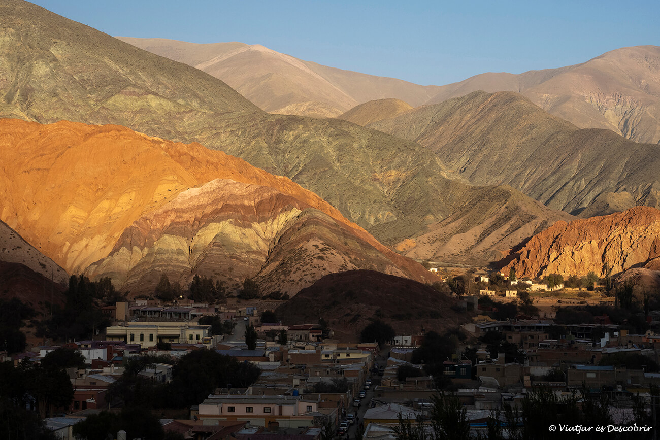 sortida de sol a Purmamarca entre les muntanyes de colors que l'envolten