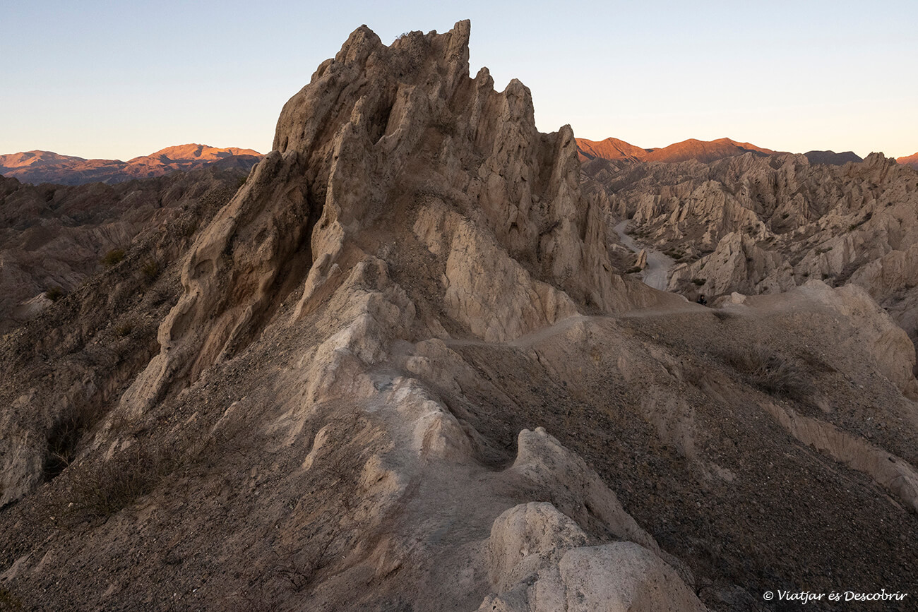 sortida de sol entre els pics i crestes de la Quebrada de las Flechas a la província de Salta