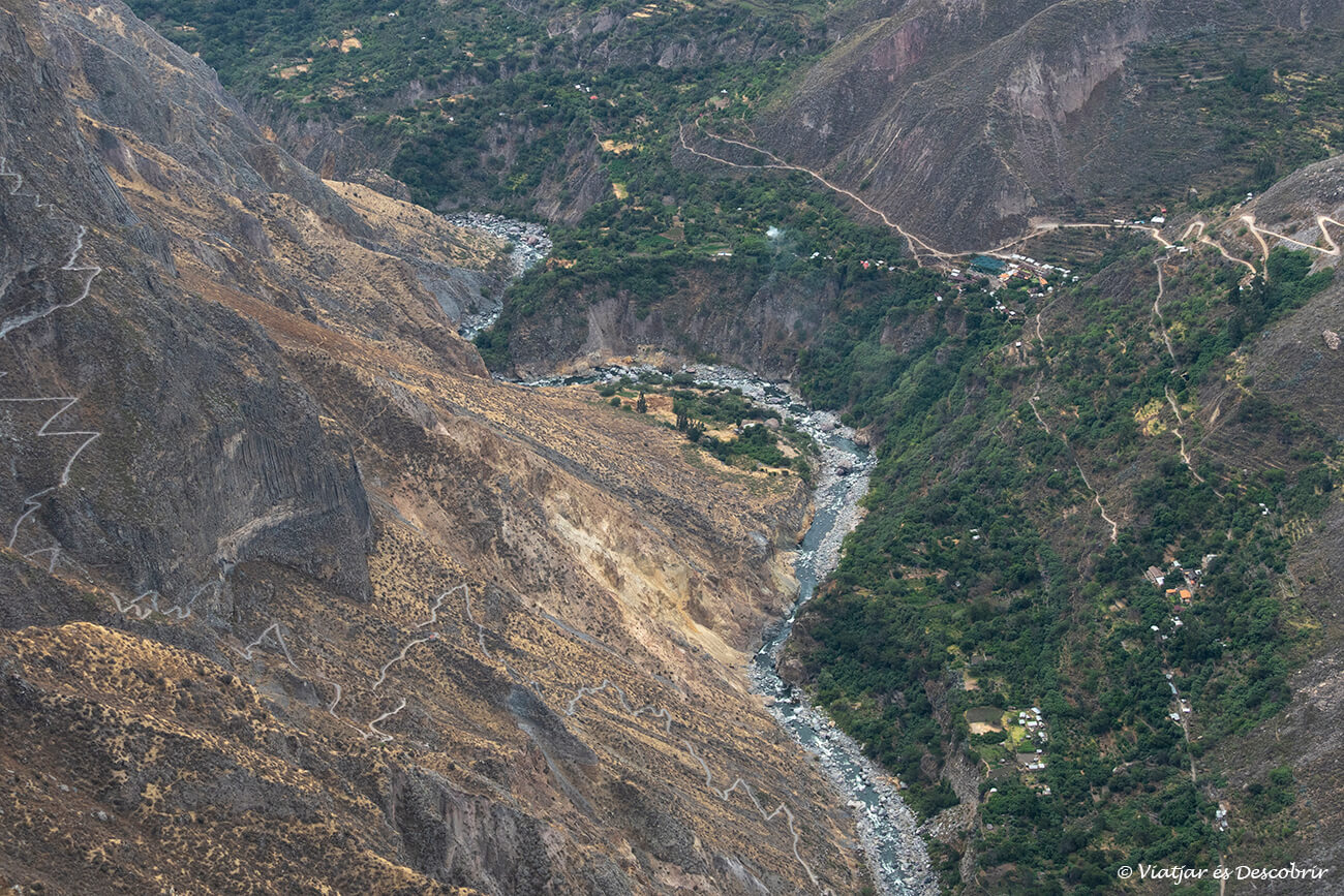 detalls de l'interior del canyó del colca on s'hi pot arribar caminant i hi ha un petit oasis gràcies a l'aigua del riu