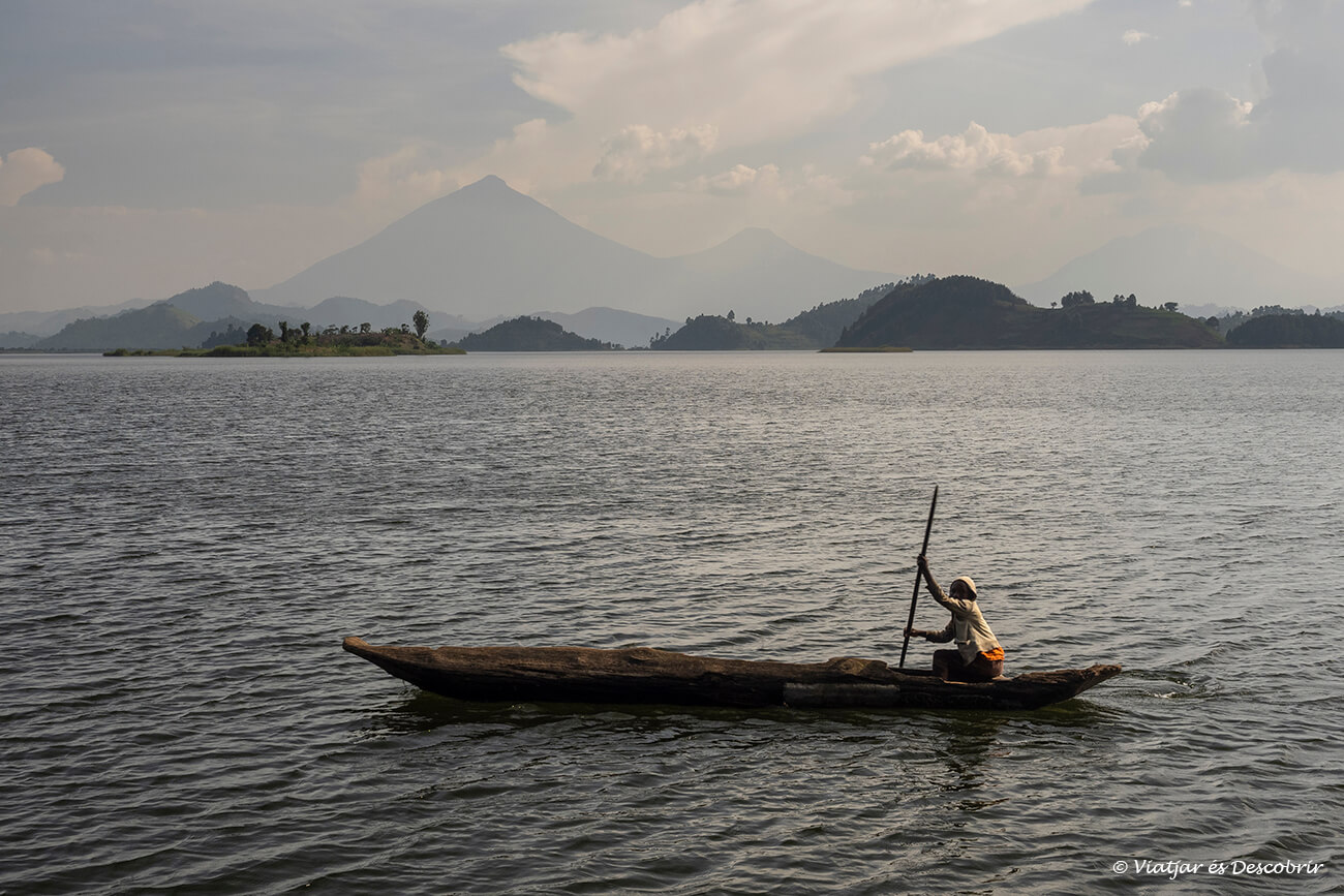 un dels llacs propers a la frontera amb Ruanda amb volcans de Virunga al fons
