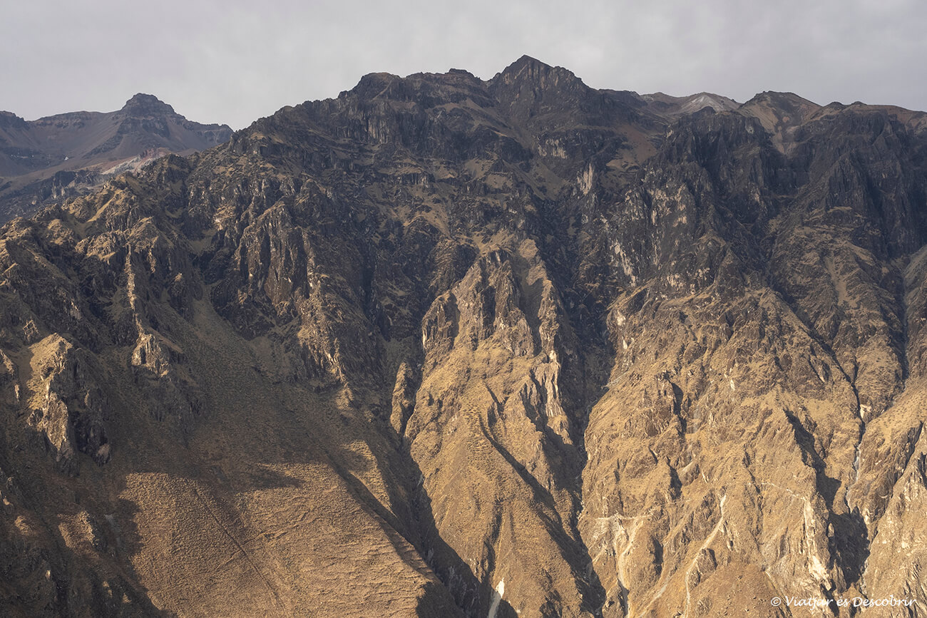 muntanyes que envolten el canyó del colca il·luminades per la llum càlida de la posta de sol