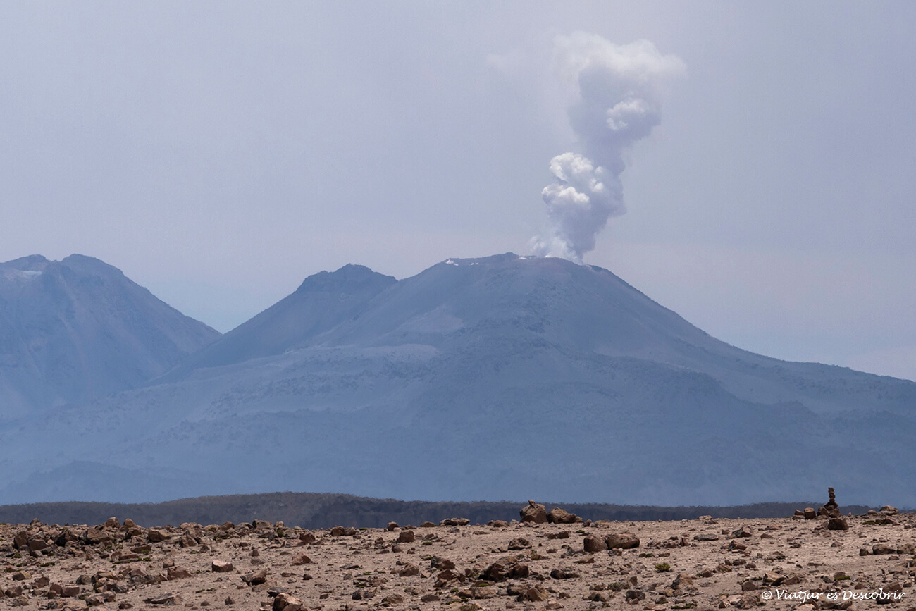 volcà actiu amb fumarola des del Mirador de los Volcanes de camí fins a Chivay
