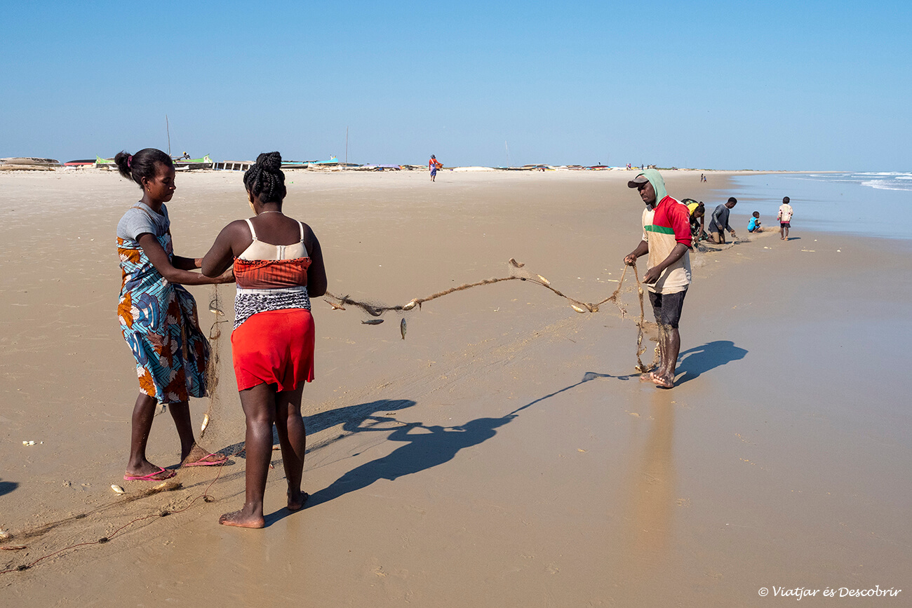 pescadors del poble tradicional de Betania al costat de Morondava i a prop de l'Avinguda dels Baobabs de Madagascar