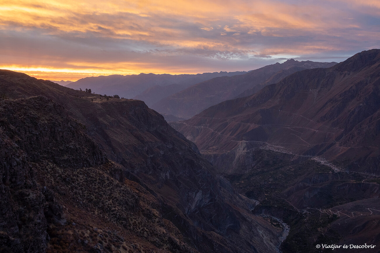 paisatge del canyó del colca durant la posta de sol es d'un dels millors miradors per veure còndors al Perú