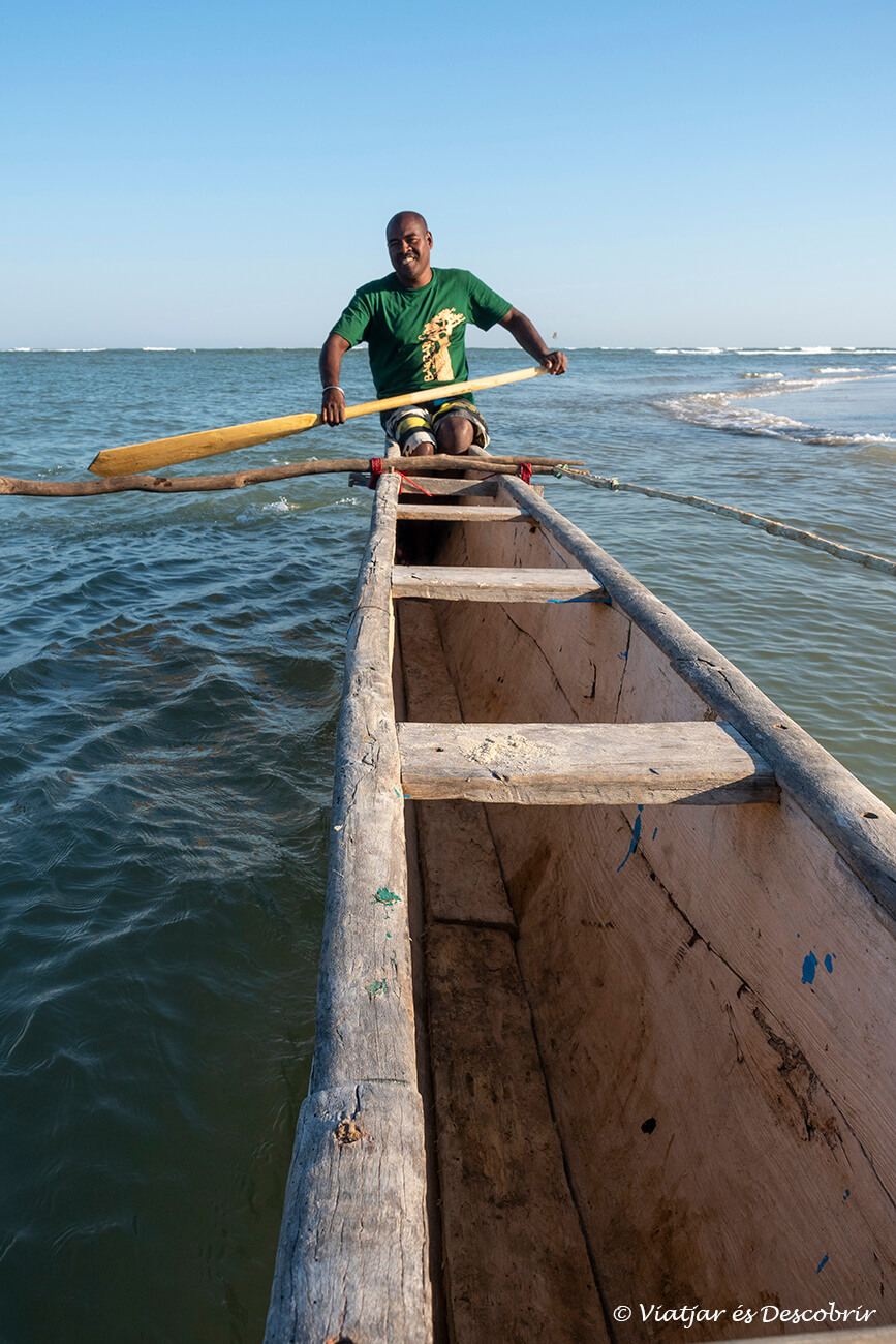 un local remant a una canoa tradicional de Madagascar