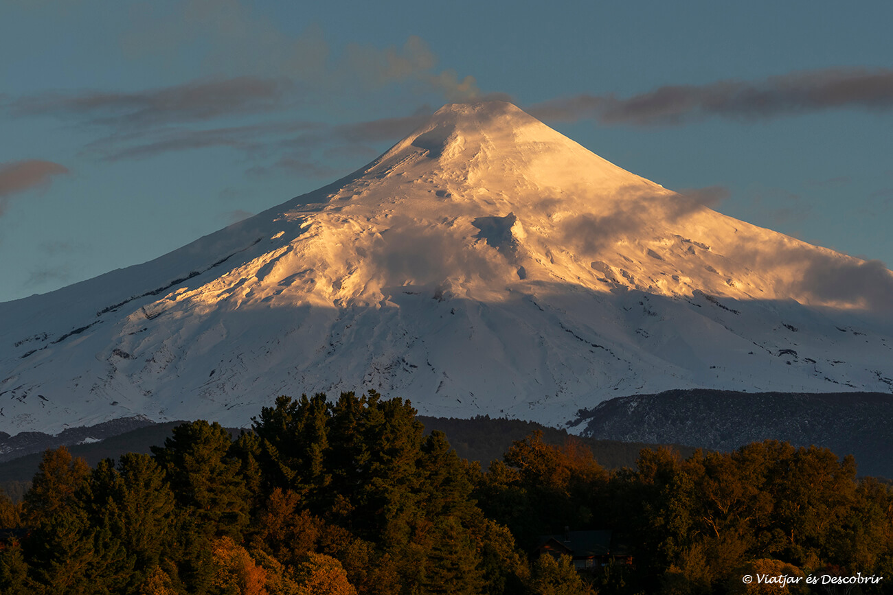 posta de sol sobre el volcà Villarrica un dels grans emblemes de Pucón