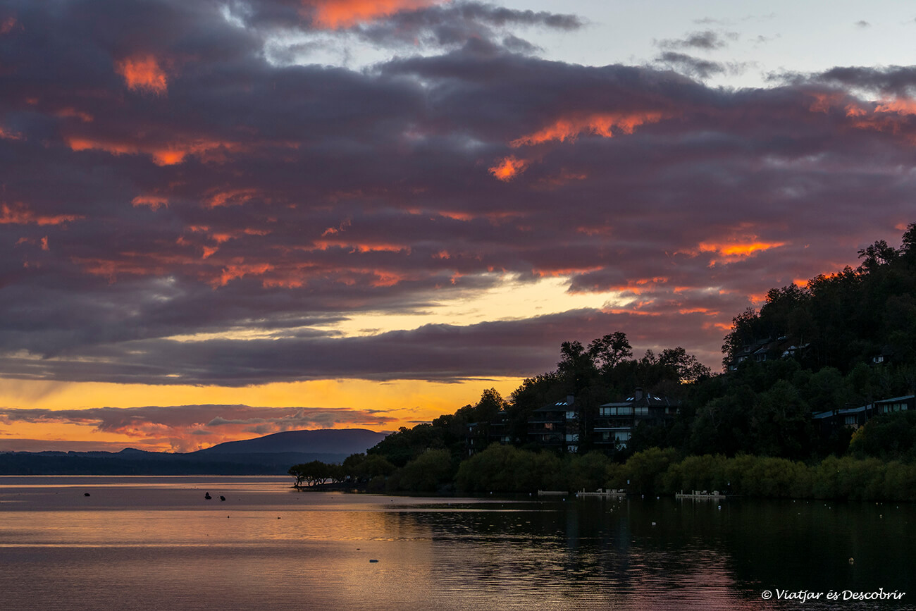 posta de sol sobre el llac Villarrica i fotografiada des de Pucón