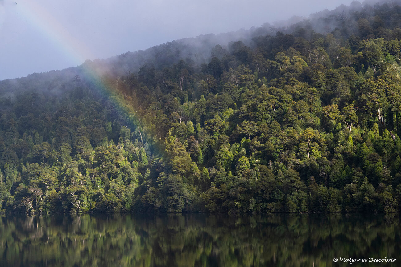 paisatge del Parc Nacional Huerquehue amb l'arc de sant-martí