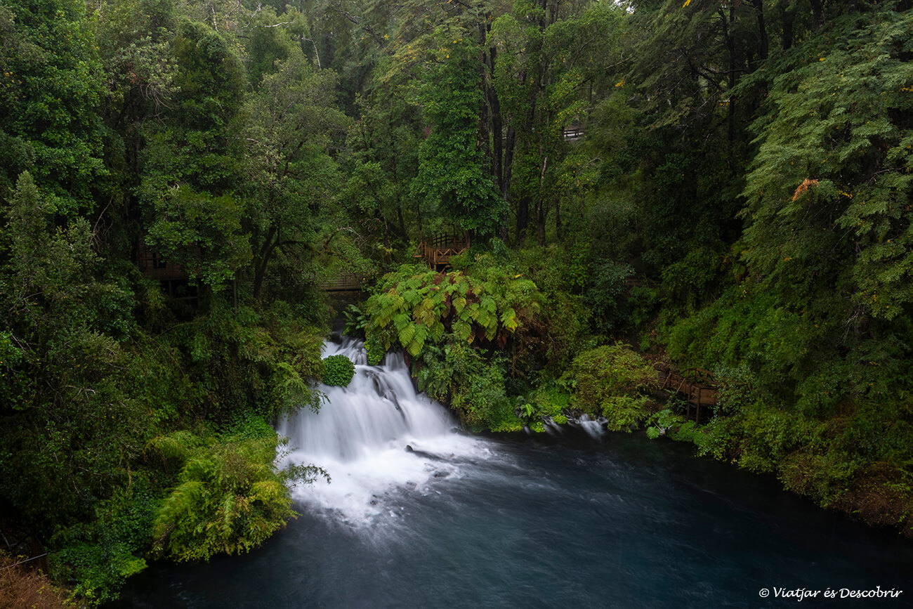 petit salt d'aigua dins el Parque Ojos del Caburgua a pocs minuts amb cotxe des de Pucón