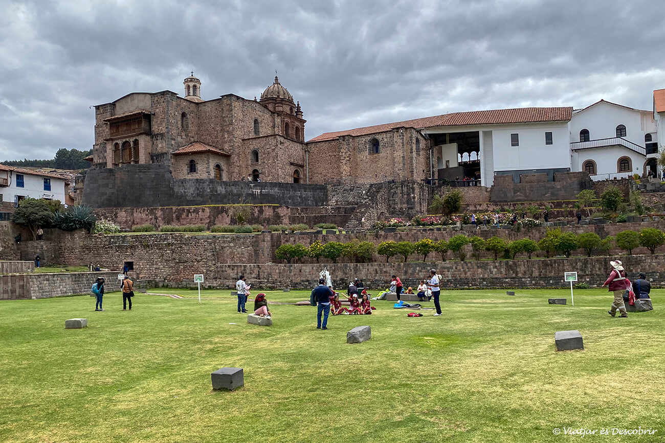 el temple de Qorikancha des dels jardins sagrats de Cusco