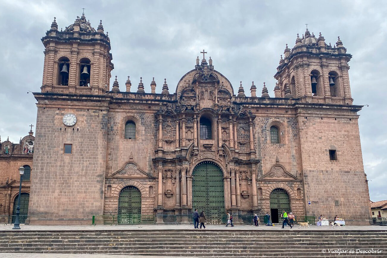 Catedral de Cusco durant un dia amb força núvols