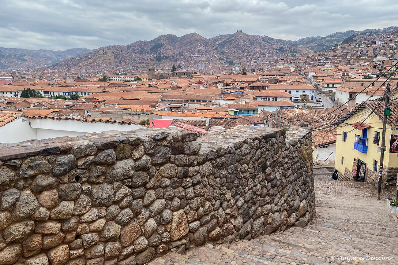 vistes des d'un mirador de la ciutat de Cusco amb les taulades característiques de la ciutat