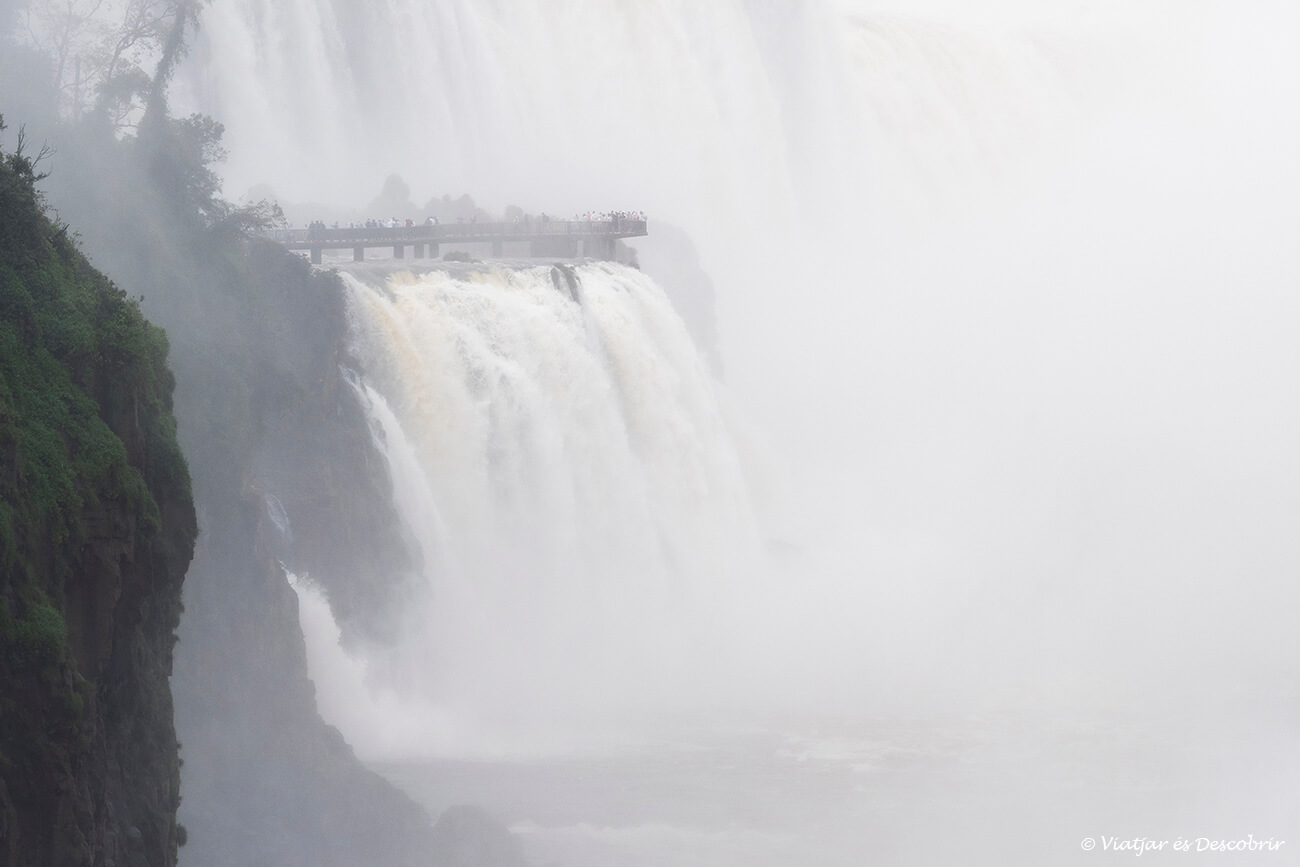 una de les passarel·les per on es pot anar en visitar les cascades de l'iguaçu vistes des de lluny