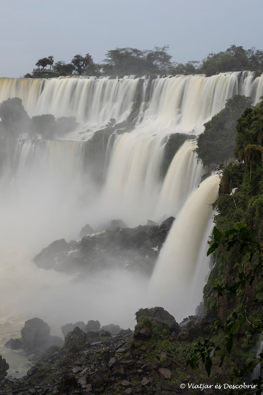 visitar les cascades de l'iguaçú i fer un recorregut a peu permet veure una successió gairebé infinita de salts d'aigua envoltats de selva