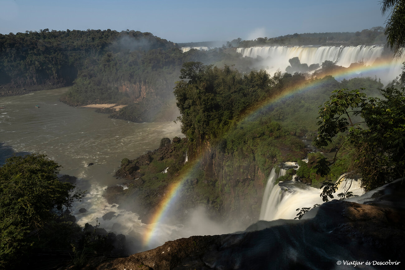 panoràmica dels salts d'aigua de iguaçú on hi ha més de 2 kilòmetres de caigudes d'aigua