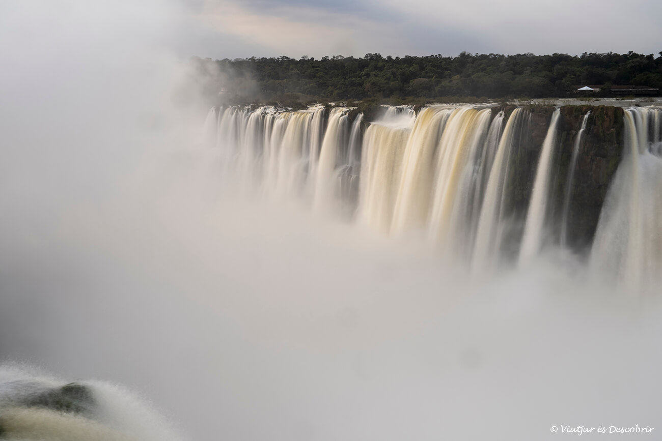 les vistes de la garganta del diablo que és el lloc més famós que es pot visitar a les cascades de l'iguaçú