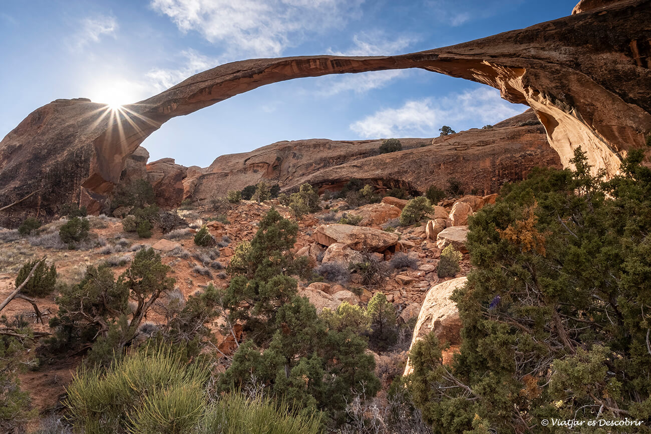 landscape arch a la primera part del camí que recorre el Devils Garden i característic per la calor que fa durant l'estiu