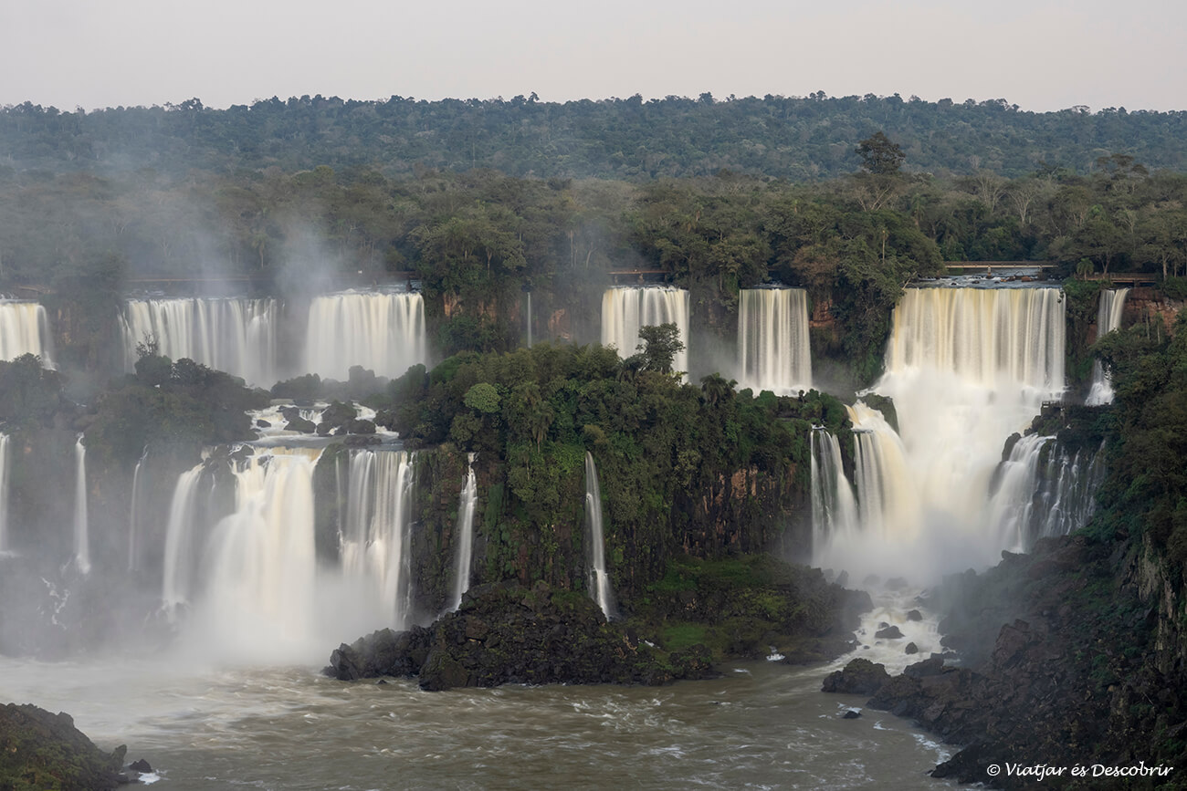 panoràmica de les cascades en visitar les cascades de l'iguaçu des del costat de Brasil