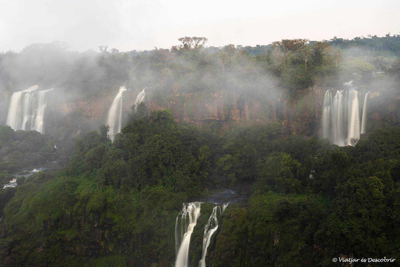 paisatge de cascades, selva i boires en visitar les cascades de l'iguaçu