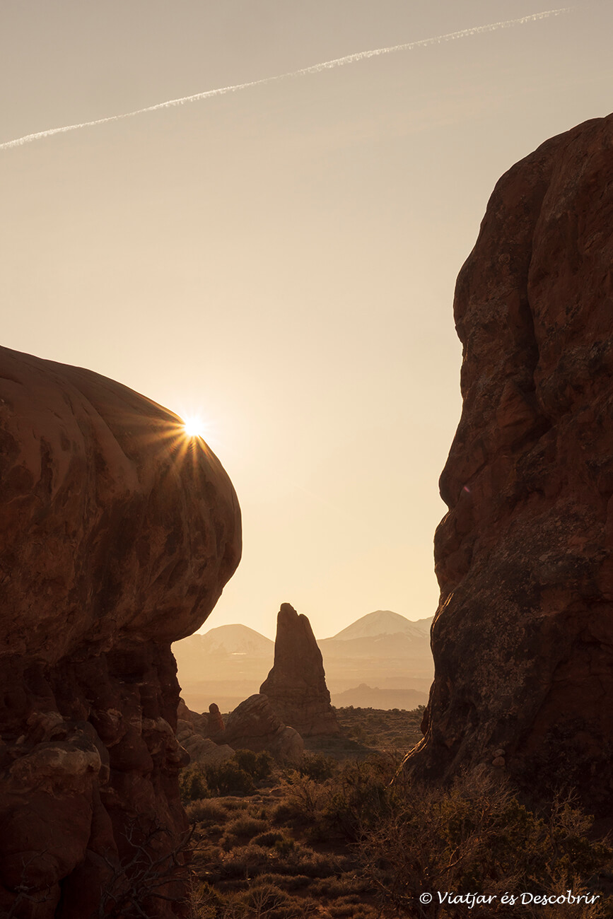 siluetes de les roques i el sol a l'arches national park