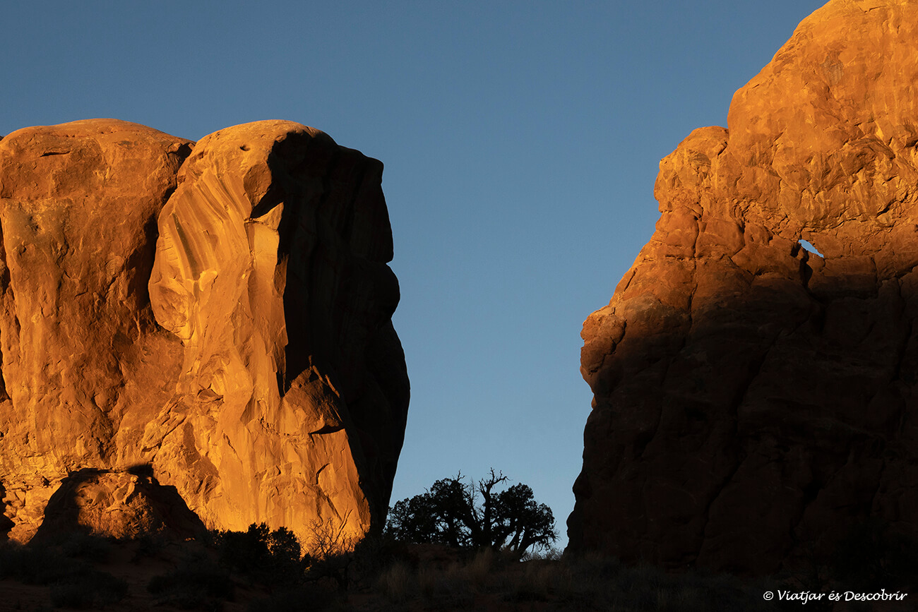 llums de la sortida de sol il·luminant de taronja les roques de l'Arches National Park