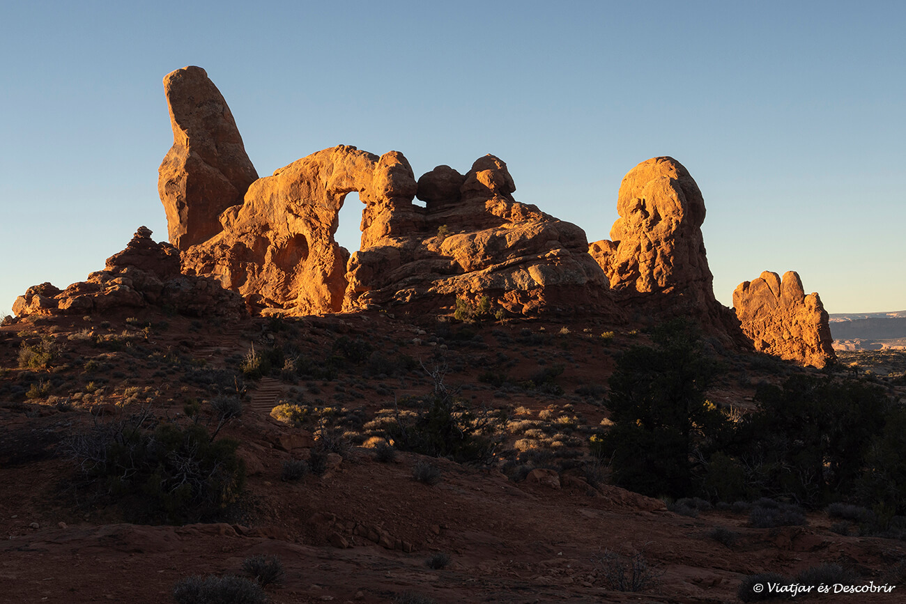 sortida de sol des del Windows Trail il·luminant el Turrent Arch