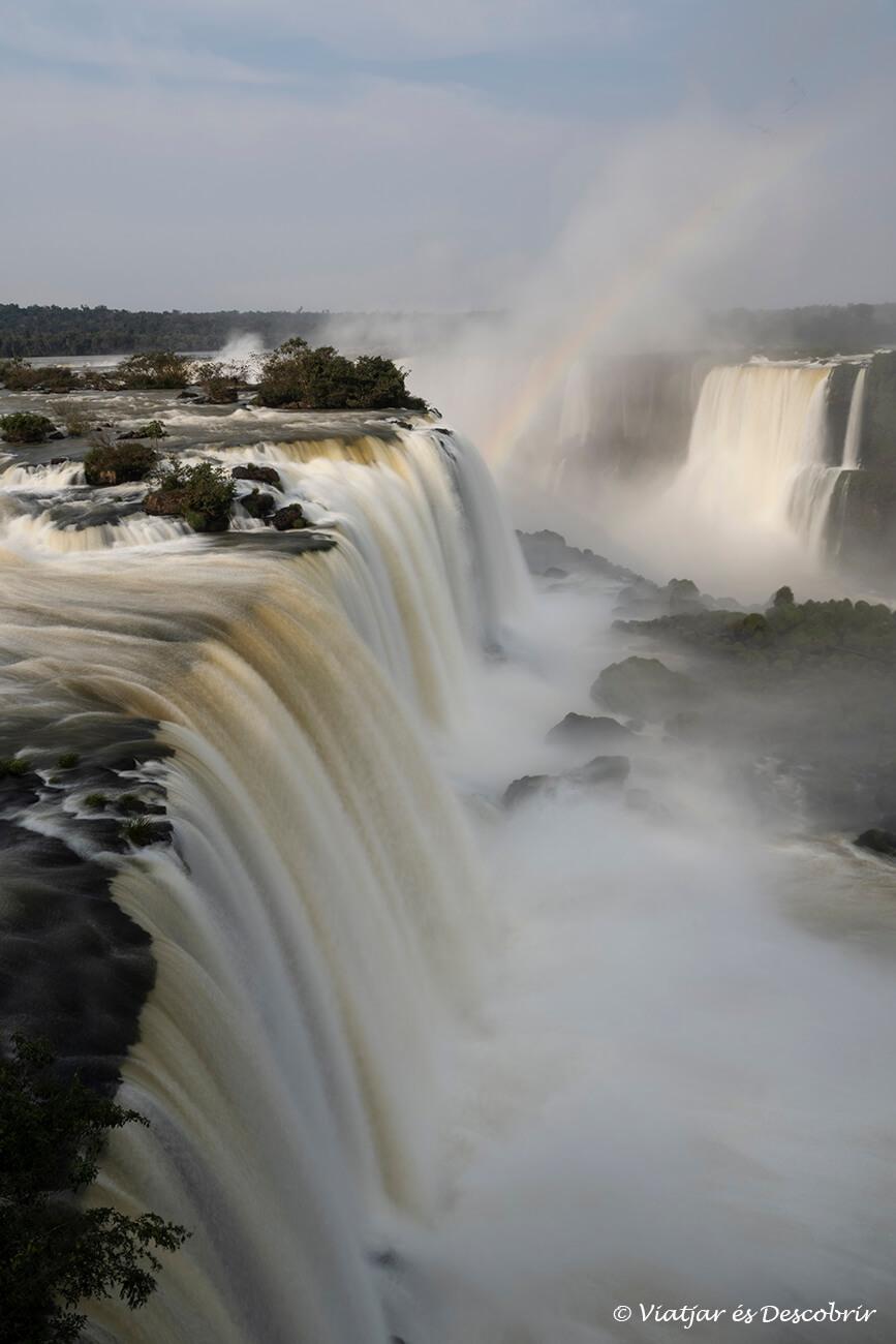 vistes de les cascades al final del sender que es pot fer al parc nacional do iguaçu