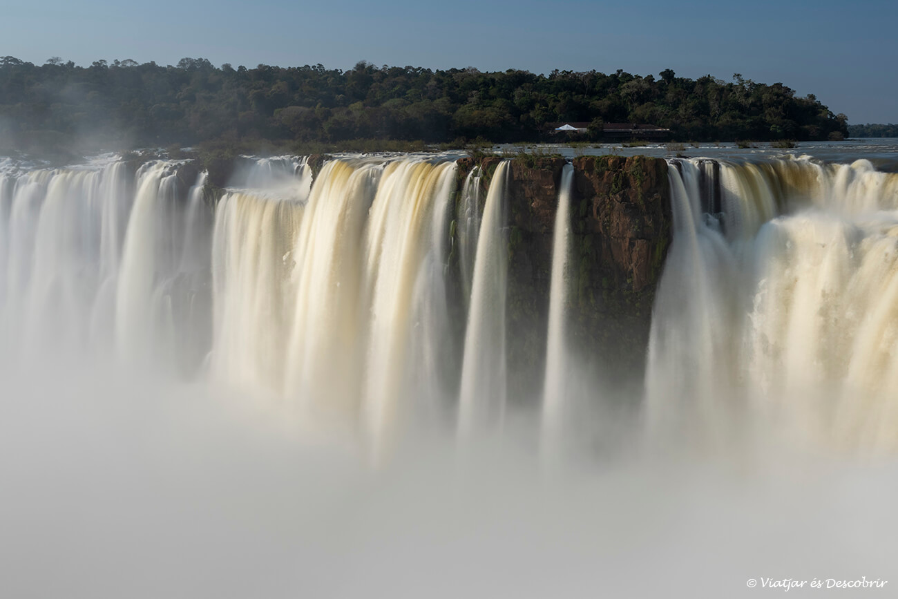aigua queient per la garganta del diablo a iguaçu