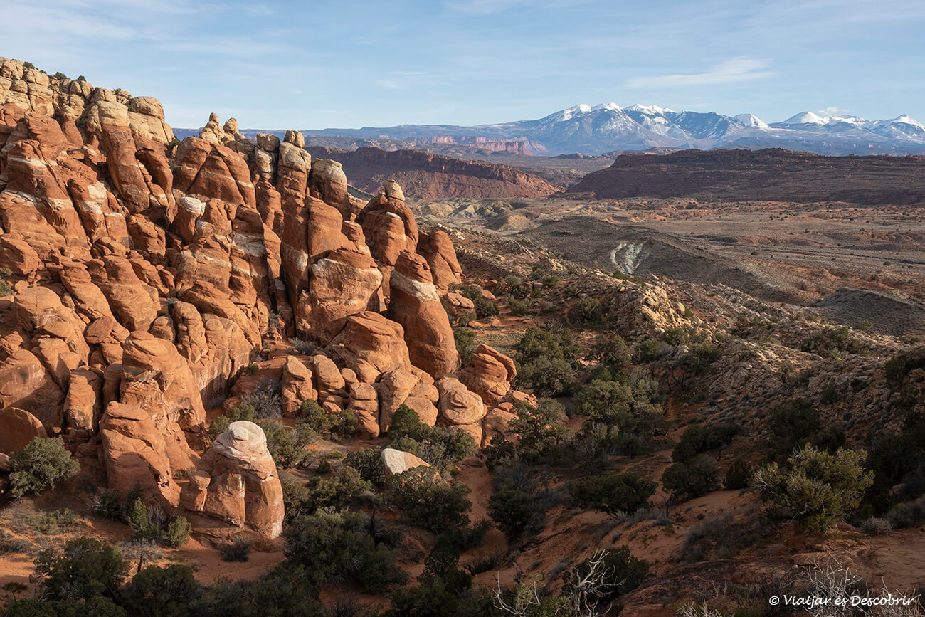 panoràmica de les roques característiques del Fiery Furnace Viewpoint amb les muntanyes de La Sal al fons