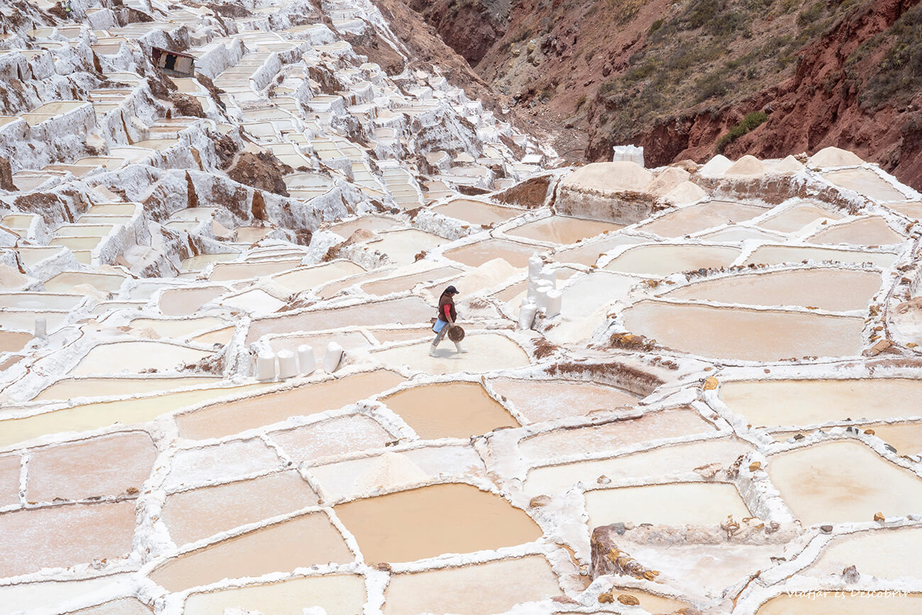 local treballant a les Salinas de Maras