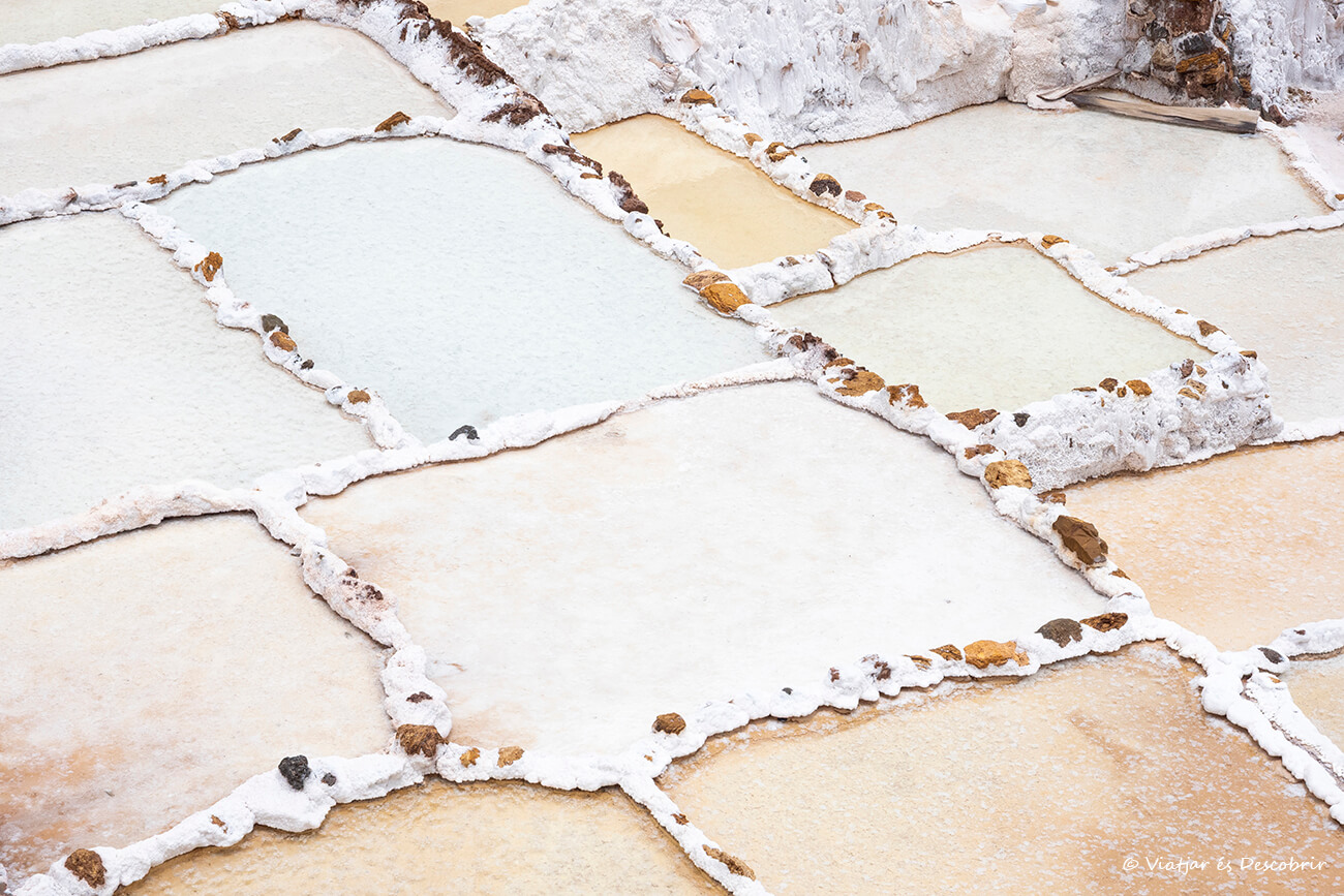 colors de les piscines de sal a les Salinas de Maras durant un itinerari per la Vall Sagrada dels inques a Perú