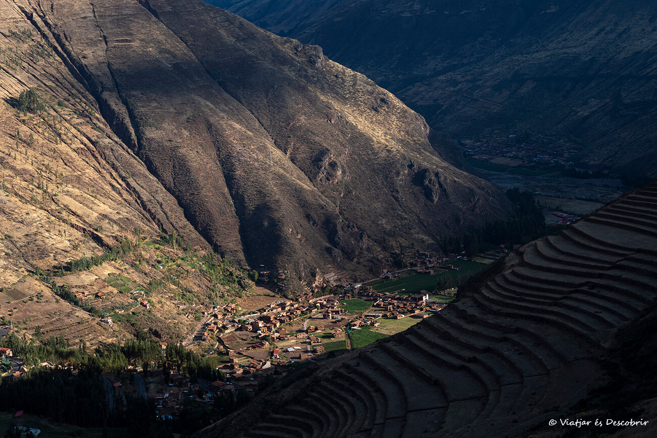 posta de sol sobre el poble històric de Pisac