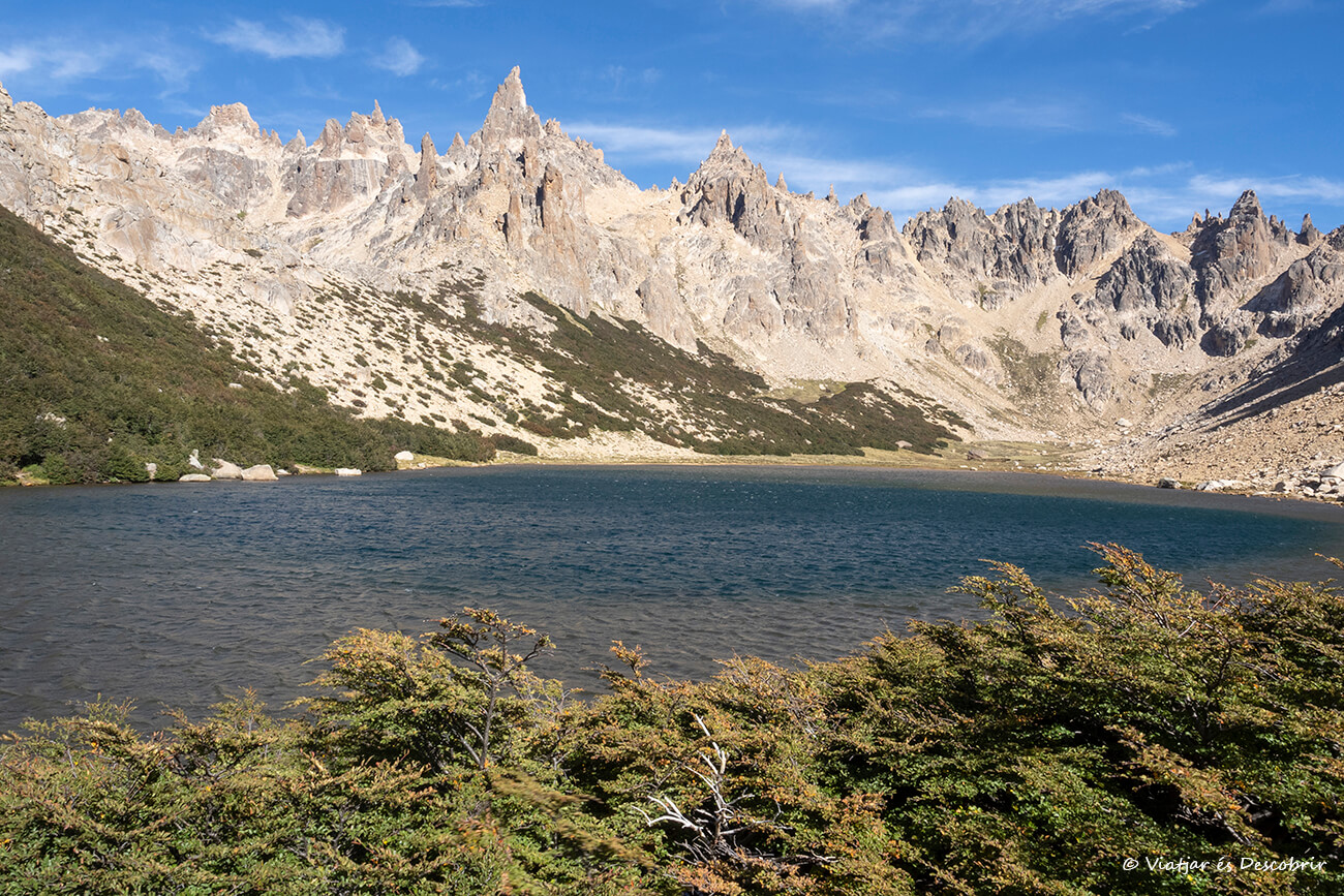 vista del llac que hi ha davant del refugi Frey a Bariloche