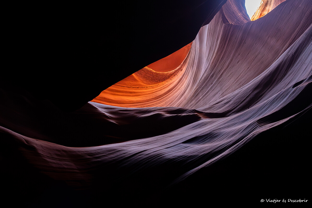 contrastos d'ombres i llums en fer un tour a l'Antelope Canyon
