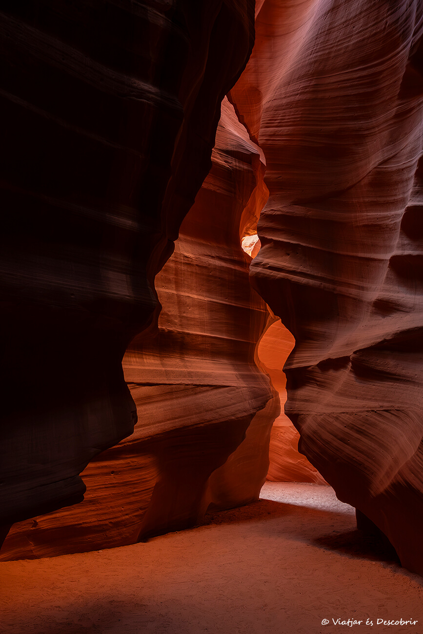 detalls de les parets ondulades i de color taronja a l'Antelope Canyon