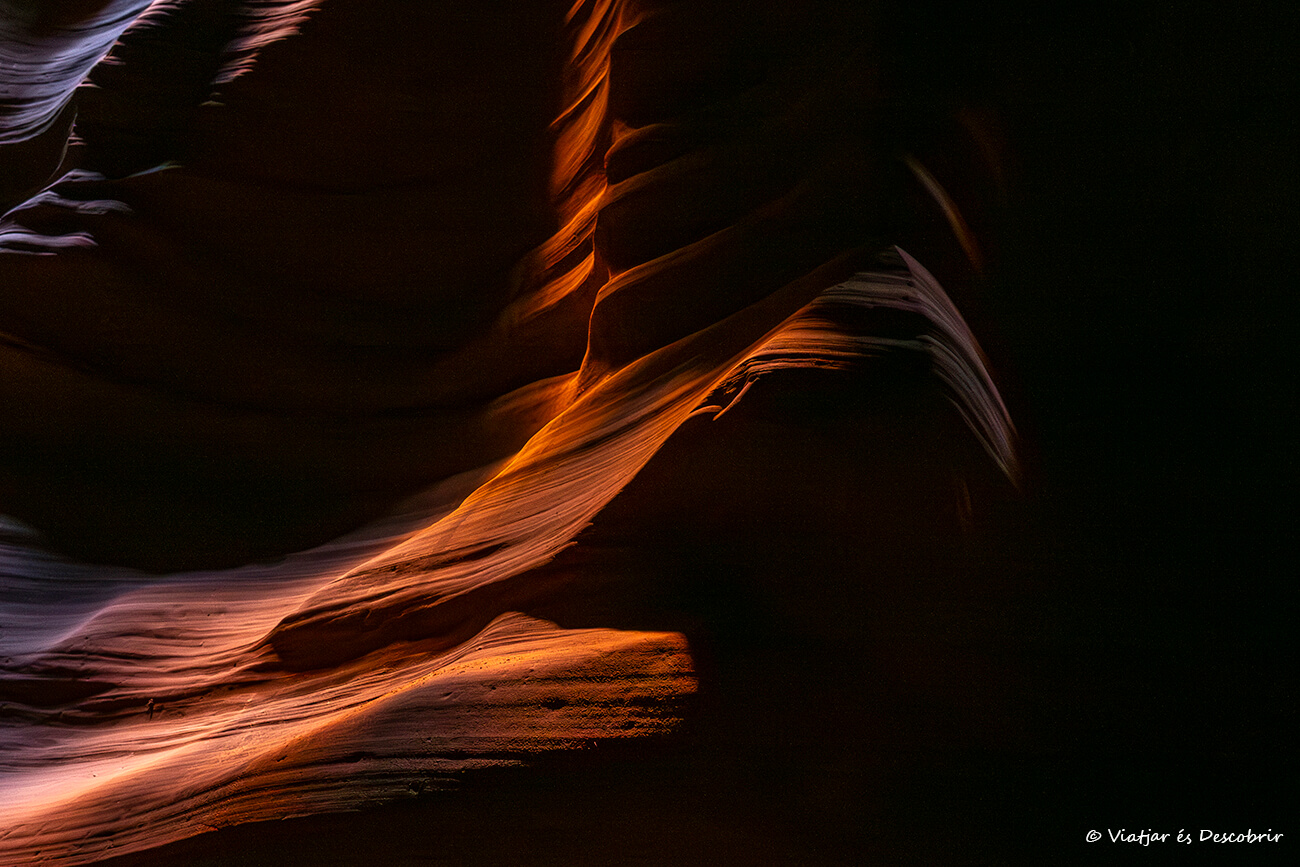 ombres i llum ataronjada a l'interior de l'Antelope Canyon